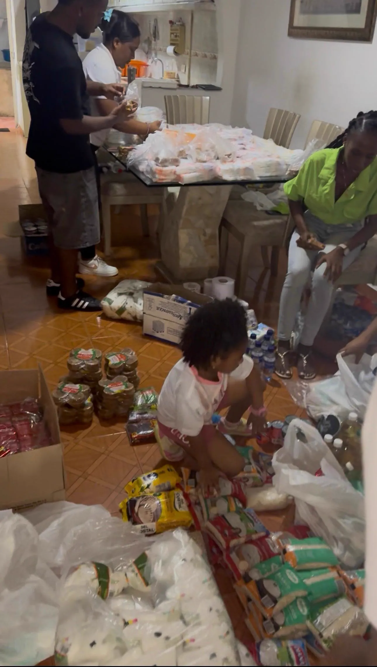 Voluntarios clasifican alimentos no perecederos y productos de aseo donados por la comunidad y las empresas
