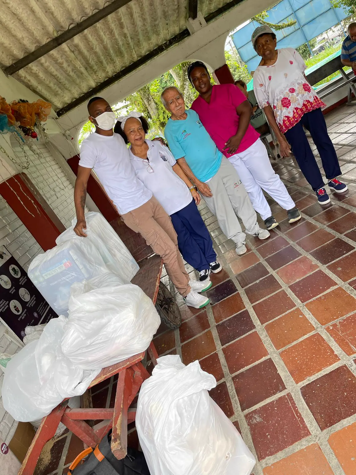 Voluntarios de Luz de Gracia organizan bolsas con mercados y kits listos para entregar a las familias