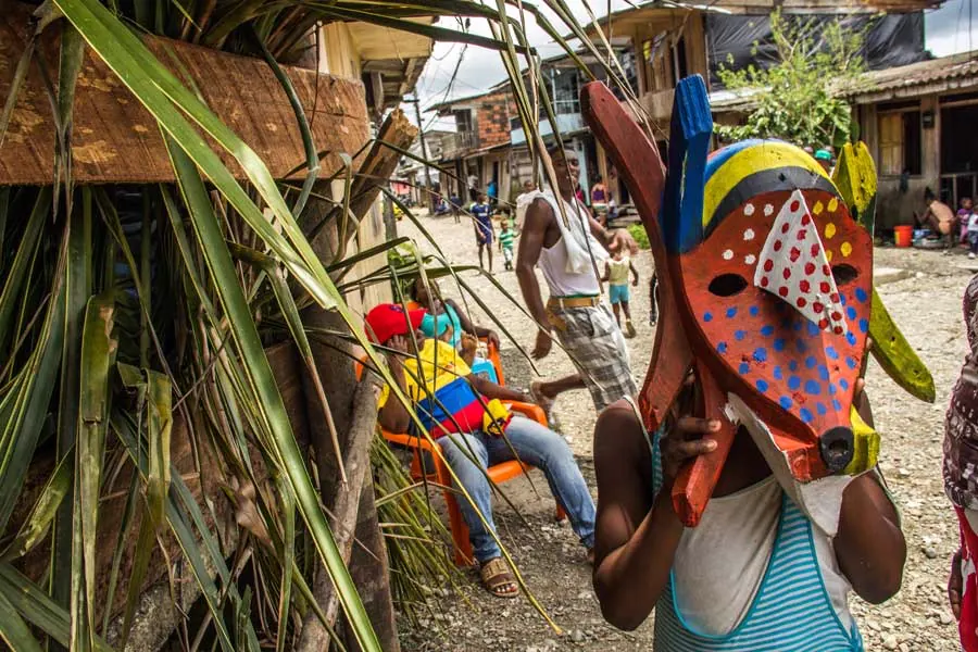 Personas con máscaras tradicionales de matachines durante una celebración cultural del Pacífico colombiano