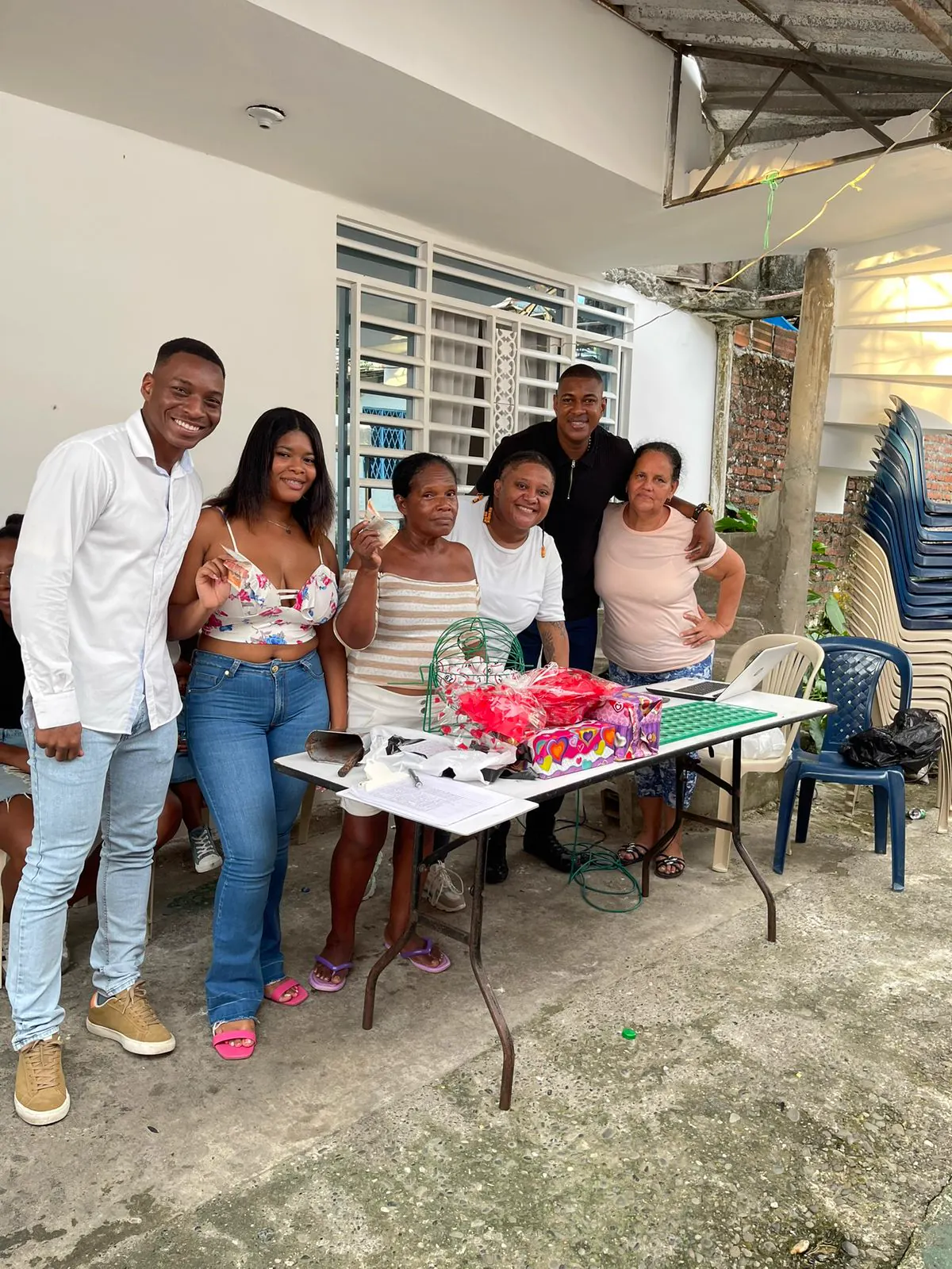 Grupo de voluntarios de la Corporación Luz de Gracia durante una jornada comunitaria en Buenaventura